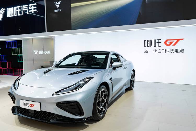 成都251哪吒汽车在智能汽车领域的表现，领途汽车在新能源汽车市场中的影响力